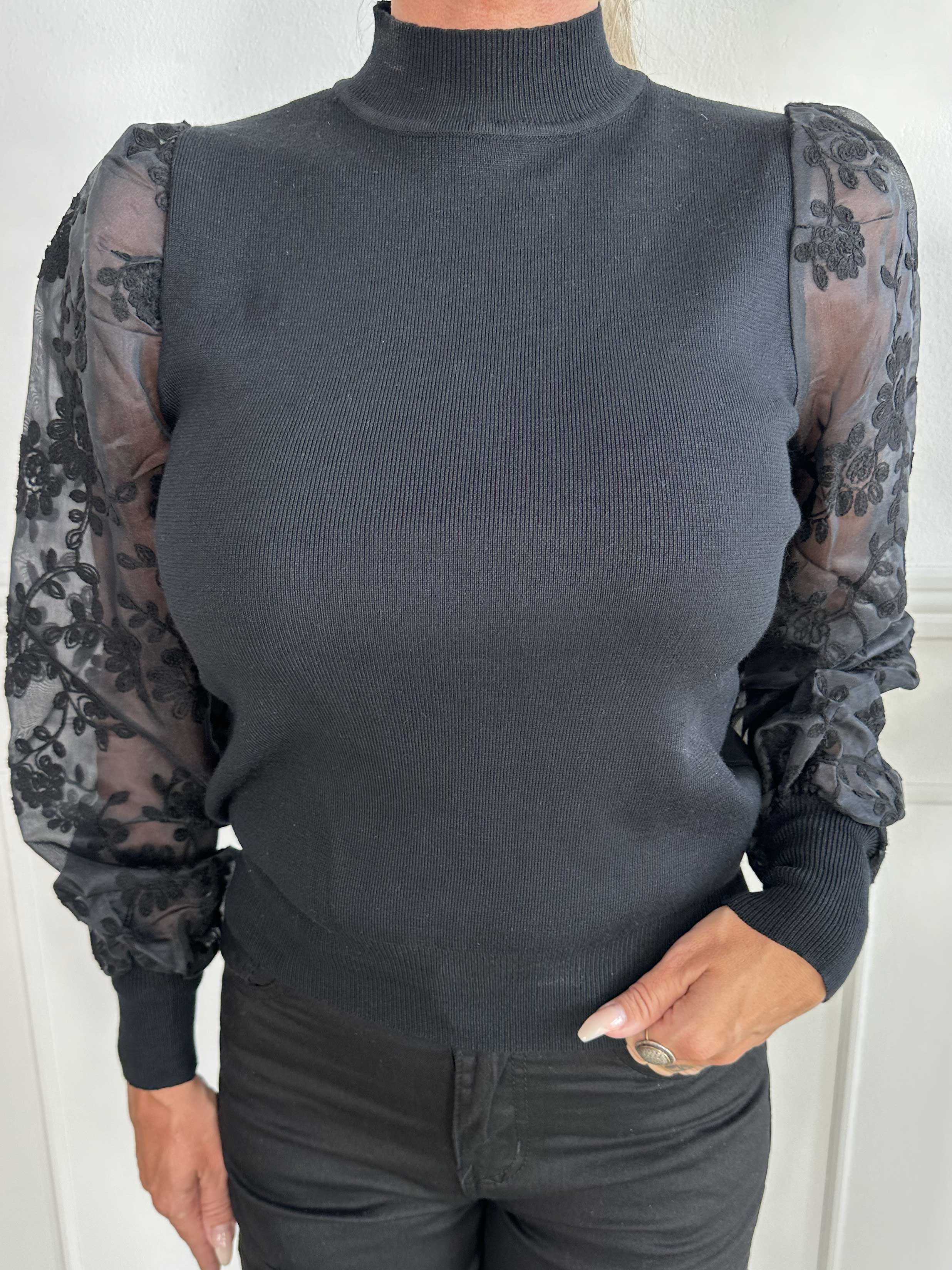 Sydney - Blus med turtleneck och spetsärmar